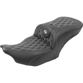 SADDLEMEN RoadSofa™ Seat - with Backrest - Carbon Fiber - Lattice Stitch - White Stitch - FLTR/FLHX '23-'24 823-07-206B6